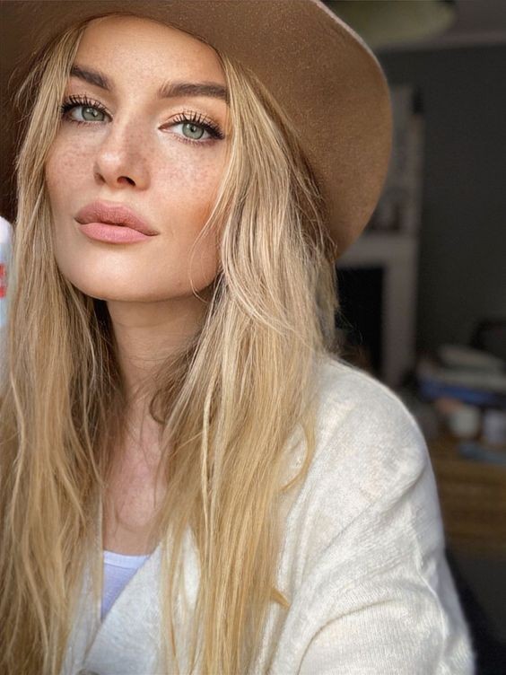 Summer-Kissed Look With Freckles 