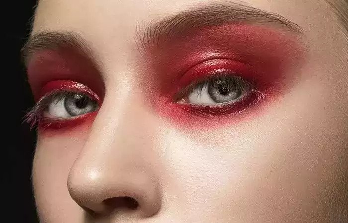Wrapped red eye shadow